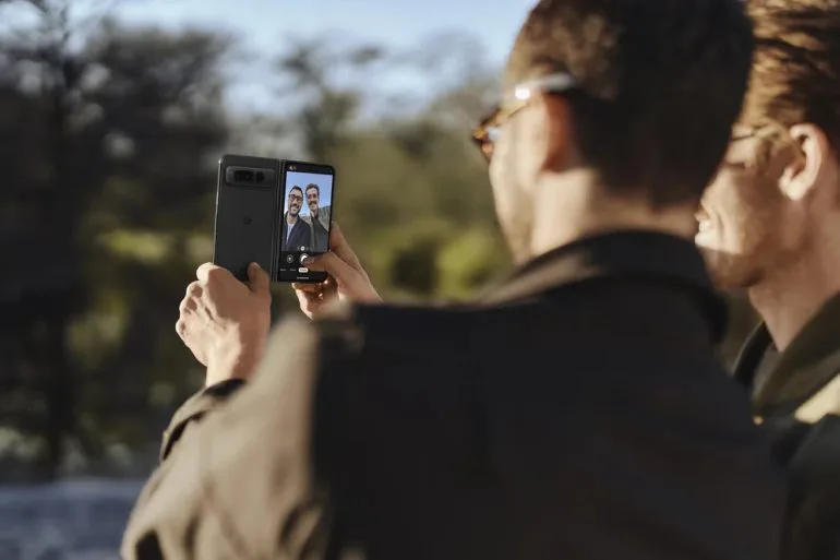 Google Pixel Fold - launch - flip viewfinder