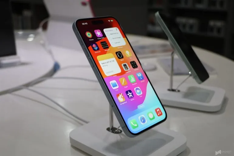 Apple iPhone 15 Launch Switch (118)