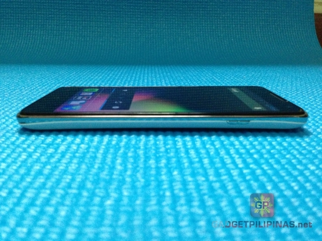 The Sleep/Wake button can be seen on the right side of the phone. As this phone categorically falls in the phablet category, O+ did a good job in placing this button on this side.
