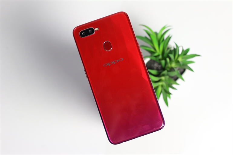 Honor Play vs OPPO F9 2