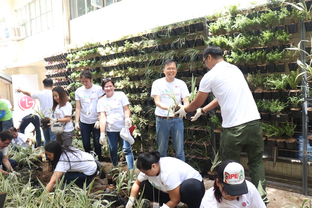 2 LG Philippines¹ Managing Director Mr. Inkwun Heo together with volunteers