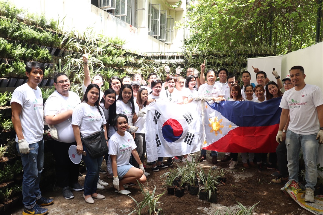 3 LG Philippines¹ Managing Director Mr. Inkwun Heo with LG Philippines volunteers