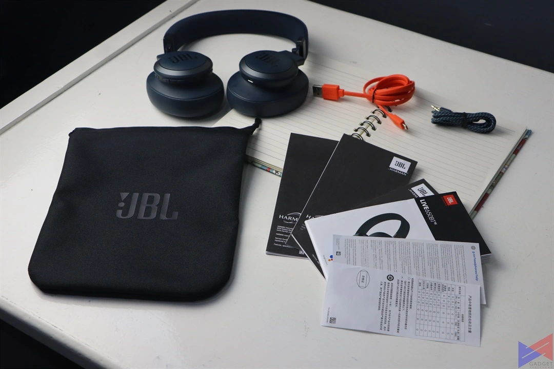 JBL LIVE 650BTNC Box Contents JBL LIVE 650BTNC Box Contents