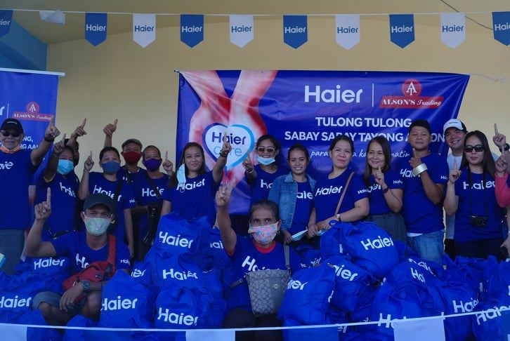 Haier Philippines & Alson’s staff during their relief operation in Brgy. Niño Jesus, Iriga City, Camarines Sur