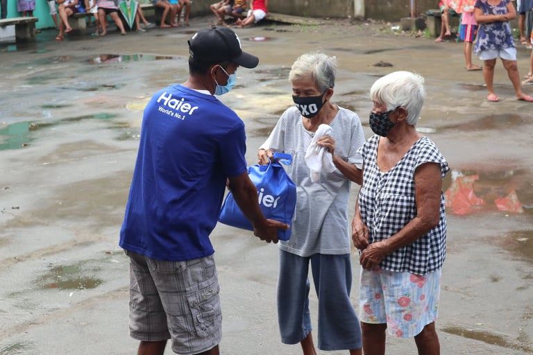 Residents of Brgy. Guinobatan receives packages of love