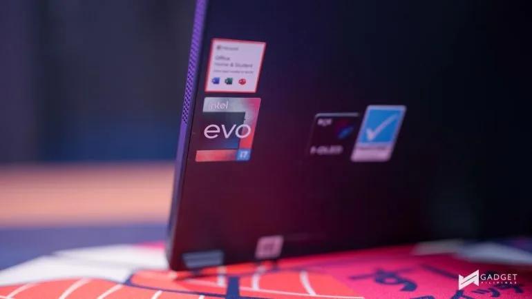 ASUS ZenBook 17 Fold OLED