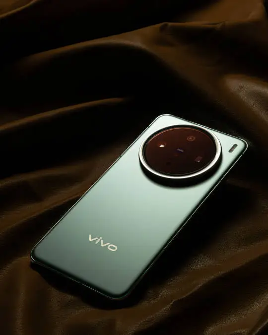 vivo X200 in Aurora Green
