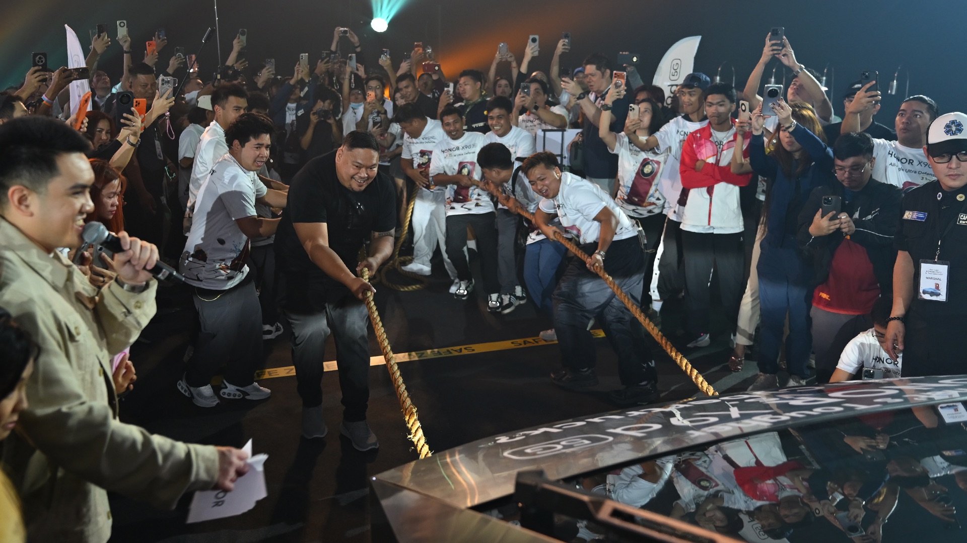 HONOR X9d 5G vs Tesla Cybetruck Event Photos (13)