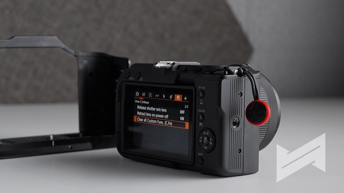 Canon EOS R50V 18