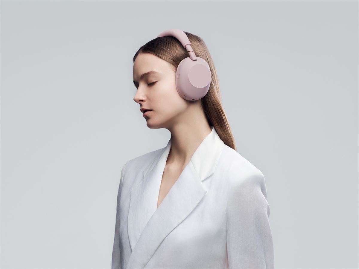 Sony WH 1000XM6 in Sand Pink