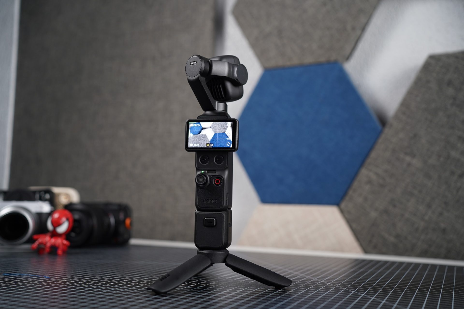 DJI Osmo Pocket 4P vs Insta360 Luna Ultra 9